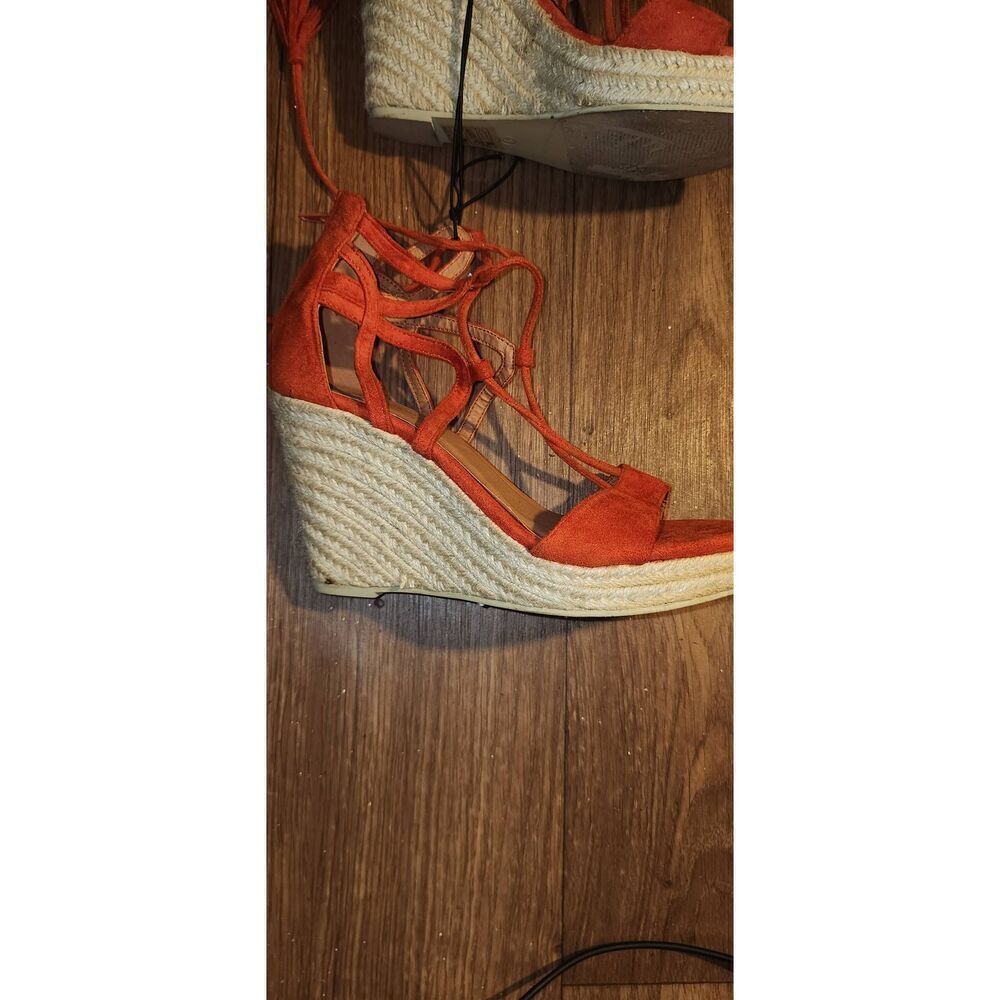 HOOKED ORANGE SANDALS - Picture 2 of 5
